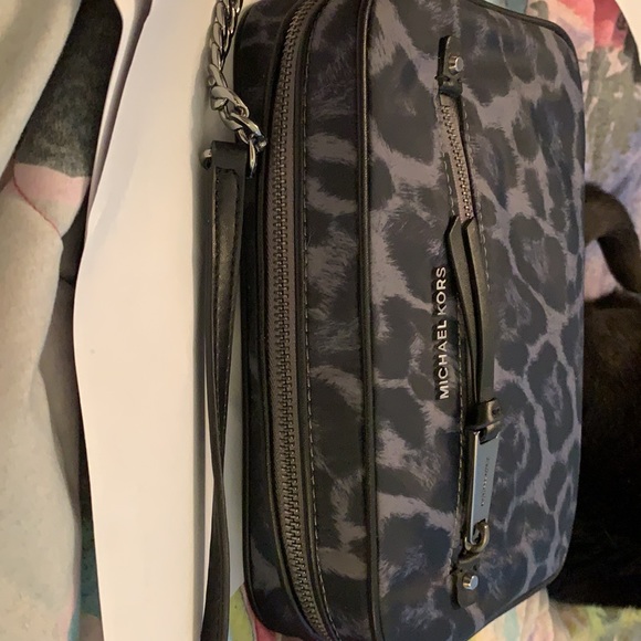 NWOT Michael Kors Beautiful Camera Bag Leopard New fun bag with chain strap. - Picture 3 of 11